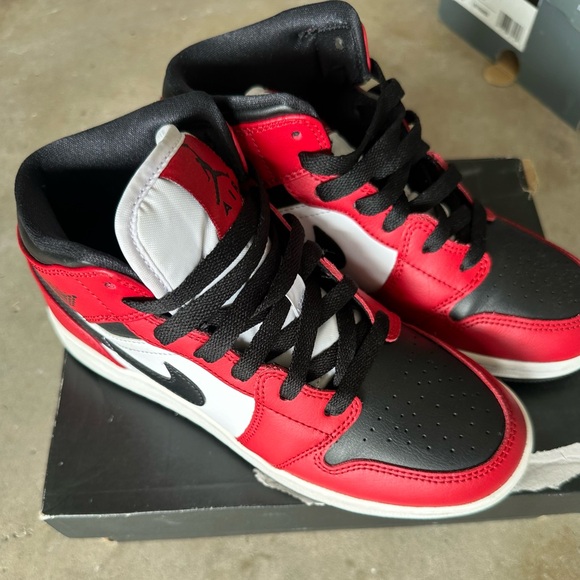 Jordan 1 ‘Chicago Toe’
Pre-owned
Box Included - Picture 2 of 4